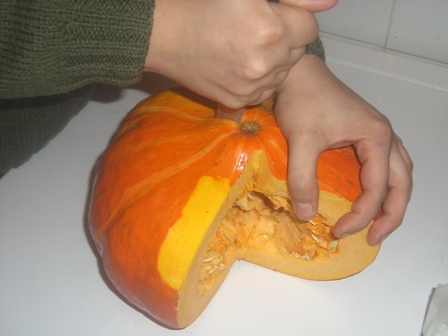 Pas facile de couper un potiron !